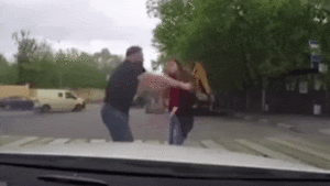 Video: Tài xế hung hăng bị cô gái tung cước hạ 'knock-out'