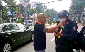 Qua chốt không giấy tờ, nam thanh niên ở Bình Dương chửi bới, đe doạ cảnh sát