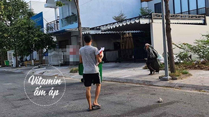 Thấy chú ve chai, chàng trai ôm gạo và khẩu trang ra biếu bất ngờ bị từ chối