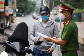 Nam thanh niên làm giả giấy đi đường, tự ký tên giám đốc công ty để qua chốt