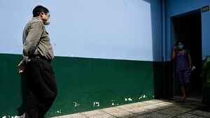 Video: Thủ tướng đứng đợi người dân gọi điện cho tổ y tế