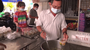 Video: Bếp ăn của thầy cô giáo tiểu học phục vụ tuyến đầu chống dịch ở An Giang