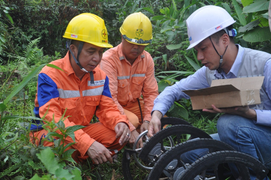 Người đảng viên 30 năm ‘cõng’ điện qua núi