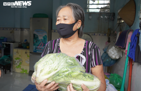 Ảnh: Người nghèo TP.HCM bật khóc khi nhận quà hỗ trợ từ các chiến sĩ công an