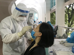 Thấy mệt mỏi, 2 người Hà Nội đi khám mới biết dương tính SARS-CoV-2