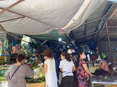 Dân đổ xô mua lương thực dự trữ, Huế bác tin giãn cách theo Chỉ thị 16