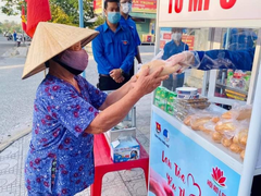 Huế khai trương mô hình 'tủ mì 0 đồng' hỗ trợ người dân vượt qua đại dịch