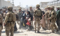 Phương Tây sắp hoàn tất việc sơ tán ở Afghanistan, Anh dọa trừng phạt Taliban