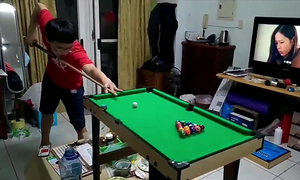 Đánh bida không trúng bóng, làm đổ sập cả bàn