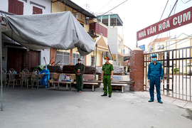 Ảnh: Phong tỏa khu dân cư ở Hà Nội sau khi phát hiện ca F0 cộng đồng