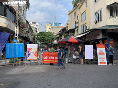 Hoạt động trở lại, chợ Hàng Bè in bảng lớn thay dán giấy chi chít để mời hàng