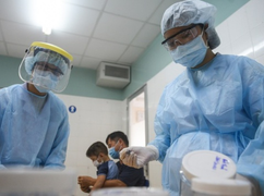 Nam sinh cùng mẹ chiến thắng COVID-19 ở TP.HCM