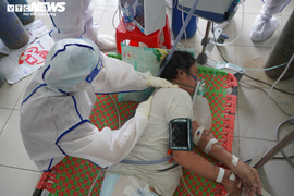 F0 khỏi bệnh ở lại cứu F0: 'Tôi mang ơn y bác sĩ đã cứu mình khỏi cửa tử'