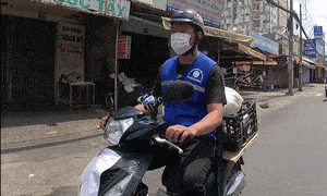 Video: Theo chân đội shipper tình nguyện mang lương thực đến người dân