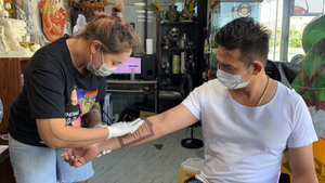 Thanh niên ‘cuồng vợ’ xăm giấy đăng ký kết hôn lên tay để ‘đánh dấu chủ quyền’