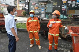 Ảnh: Phó Thủ tướng Vũ Đức Đam gặp gỡ, động viên shipper, người dân TP.HCM