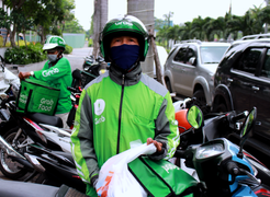 Shipper TP.HCM hoạt động trở lại: Đi chợ hộ qua ứng dụng vẫn nơi dễ, nơi khó