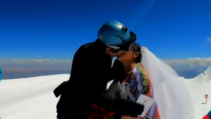 Video: Lễ kết hôn đặc biệt trên đỉnh núi cao hơn 6.000m ở Bolivia