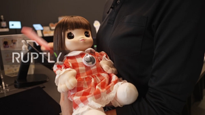 Video: Robot biết hát, nhận diện khuôn mặt làm bạn với người lớn tuổi ở Nhật Bản