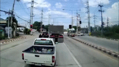 Video: Xe tải húc đổ đèn tín hiệu, cày nát dải phân cách ở Thái Lan