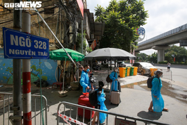 Ảnh: Trẻ ở ổ dịch lớn nhất Hà Nội theo cha mẹ đi cách ly trước ngày khai giảng