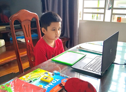 Cháu kẹt lại ở quê do COVID-19, ông bà bất đắc dĩ làm trợ giảng lớp 1