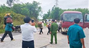 16 người Hrê đi bộ từ Đà Nẵng về Quảng Ngãi được hỗ trợ xe miễn phí