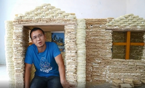 Thanh niên lấy 2.000 gói mì xây thành ngôi nhà 'siêu to khổng lồ' cho con chơi