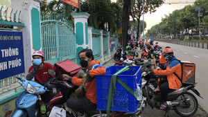 Video: Lấy mẫu xét nghiệm COVID-19 cho shipper 'vùng đỏ' ở TP.HCM