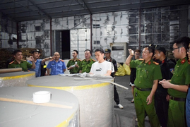 Những cuộn giấy nặng bất thường giúp công an lần ra đường dây buôn lậu quặng