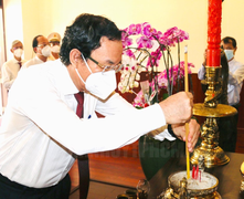Lãnh đạo TP.HCM dâng hương tưởng niệm Chủ tịch Hồ Chí Minh