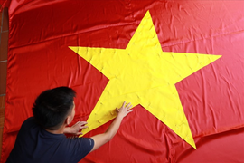  Video: Về thăm ngôi làng 'thổi hồn' cho lá cờ Tổ quốc 