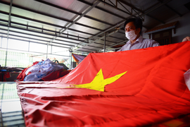 Ảnh: Gia đình 4 thế hệ may cờ Tổ quốc