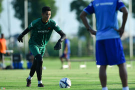 Thủ môn CLB Than Quảng Ninh làm công nhân