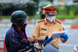 Thu 10.000 đồng/giấy đi đường, chủ tịch phường bị cách chức