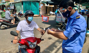 Ảnh: Người dân TP Quảng Ngãi ngày đầu đi chợ bằng 'tem phiếu'