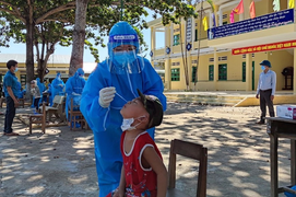 Sinh viên y khoa, bác sĩ về hưu xung phong vào ‘vùng đỏ’ chống dịch