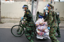 Ảnh: Bộ đội đẩy xe thồ đến từng con hẻm, phát quà cho người dân TP.HCM