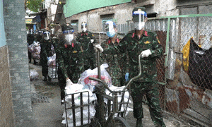 Video: Bộ đội dùng xe đạp thồ vận chuyển lương thực vào hẻm nhỏ ở TP.HCM