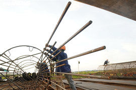 Ảnh: Công trường trọng điểm thực hiện '3 tại chỗ' vừa chống dịch vừa thi công