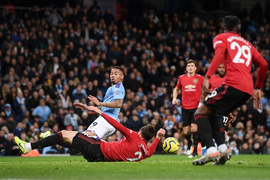 Để bóng chạm tay giống Duy Mạnh, vì sao hậu vệ Man Utd không bị thổi phạt đền?