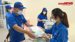 Video: Shipper 'áo xanh' vận chuyển sách giáo khoa đến tận tay các em học sinh