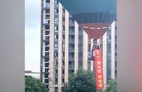 Hiệu trưởng đứng trên khinh khí cầu chúc mừng lễ khai giảng ở Trung Quốc