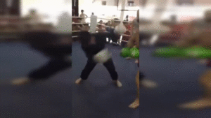 Video: Võ sĩ quyền Anh ra đòn nhanh như chớp, hạ gục cao thủ Võ Đang