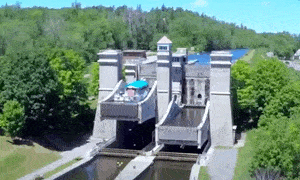 Video: 'Thang máy' thủy lực nâng tàu thuyền lên cao 20m ở Canada