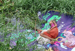 Già cả đau yếu, cụ bà bị con ném xuống mương nước