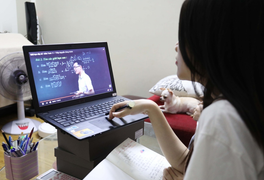 Tiết đầu tiên năm học mới: 40 phút rớt mạng 5 lần, học sinh cười to hơn cô nói