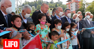 Video Tổng thống Thổ Nhĩ Kỳ bị bé trai tranh cắt băng khánh thành