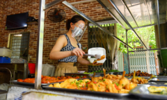 Được bán đồ mang về, chủ quán ăn ở Hà Nội nói 'vui hơn nhặt được tiền'