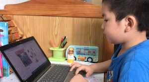 Phụ huynh ở ‘vùng đỏ’ loay hoay tải ứng dụng, mua sách cho con học online